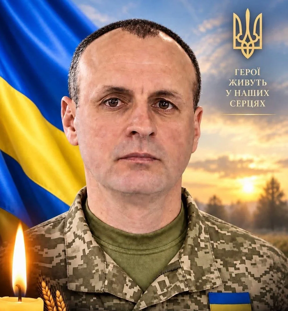 Портрет військового в камуфляжі на тлі прапора України, свічки та герба