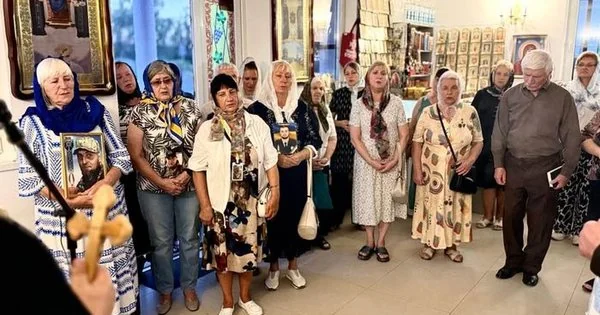 Матері героїв з портретами полеглих синів моляться в ужгородському храмі