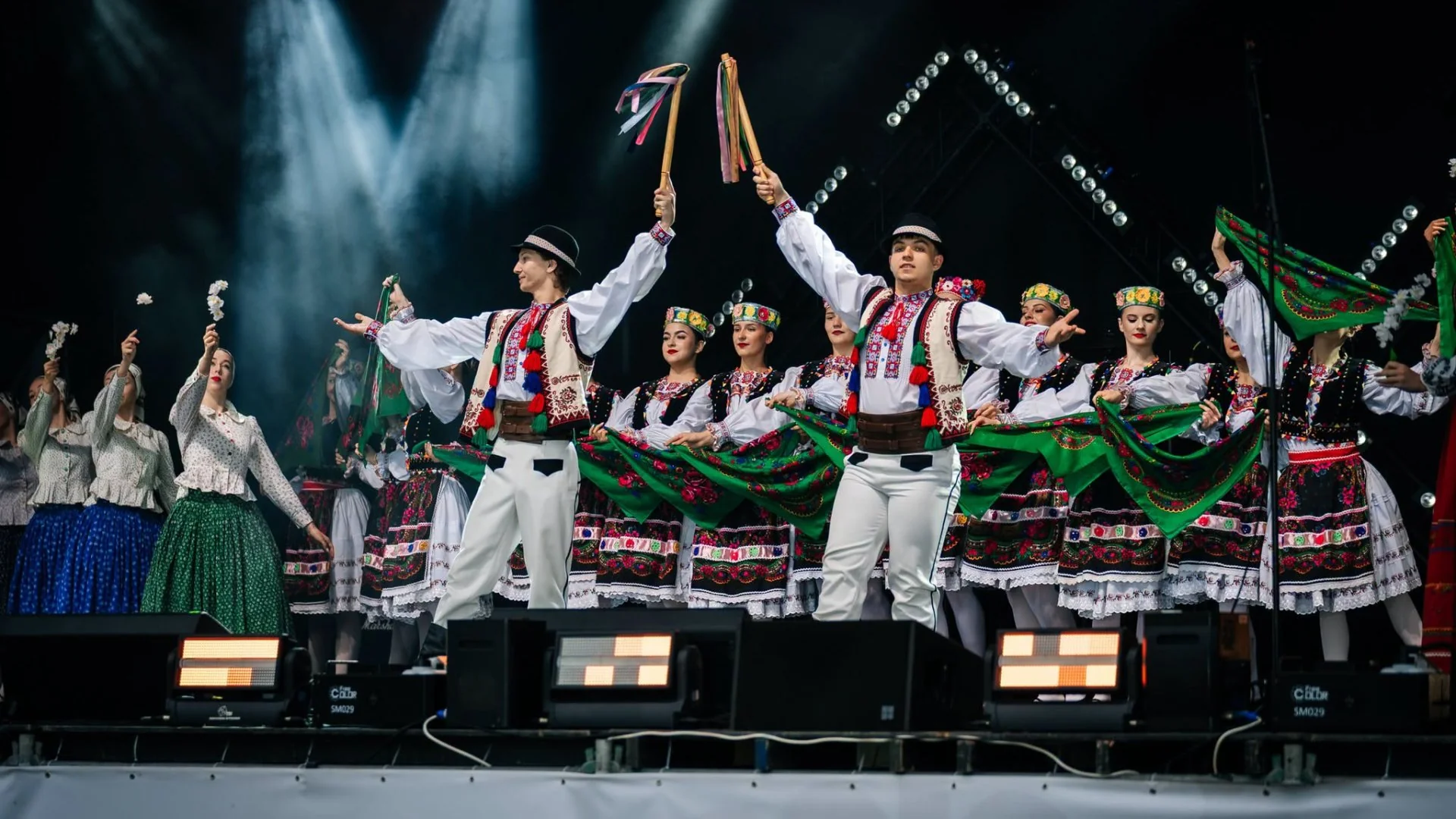 Танцюристи у вишитих народних костюмах виступають на сцені фестивалю